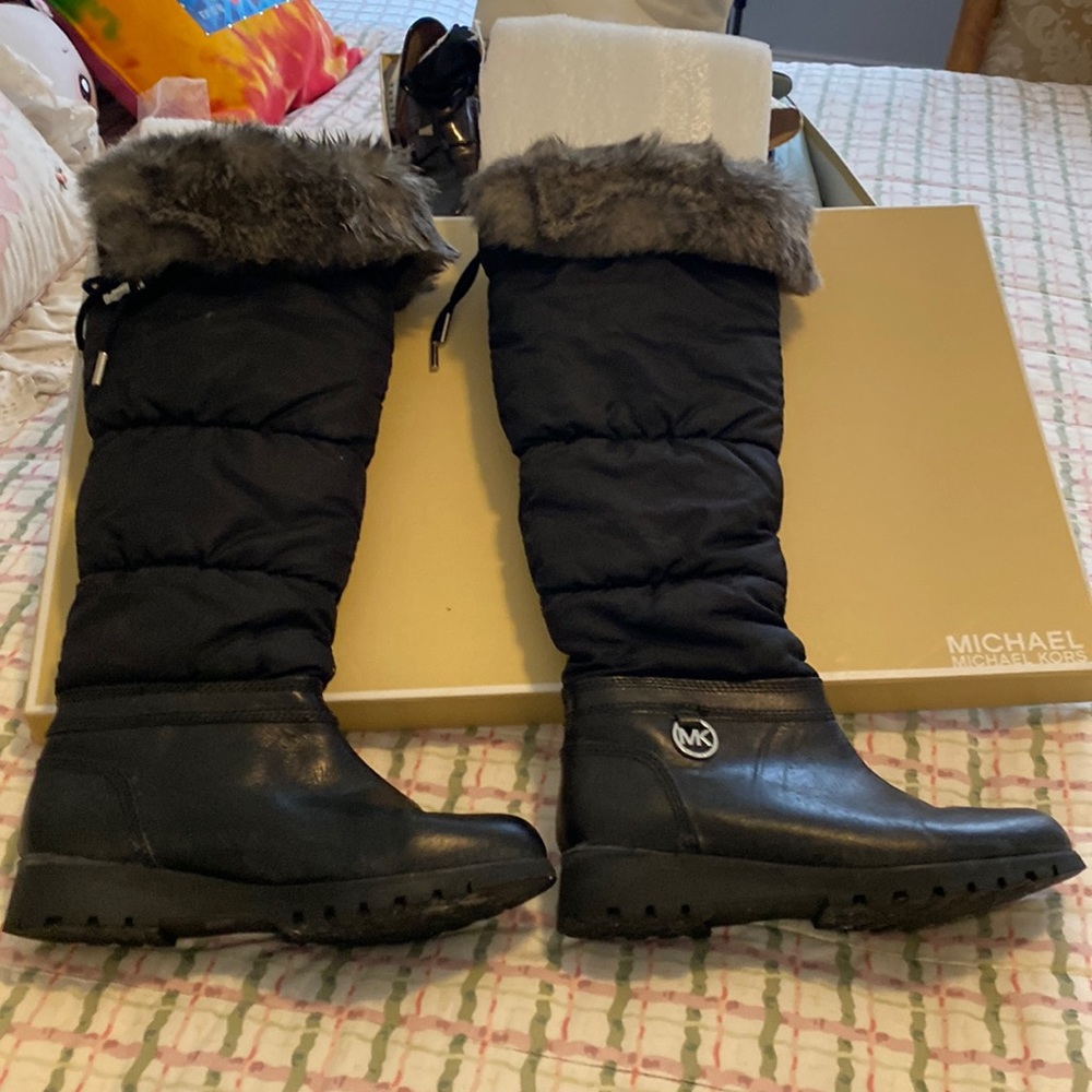 Black Michael by Michael Kors snow boots, lug sole faux fur top.